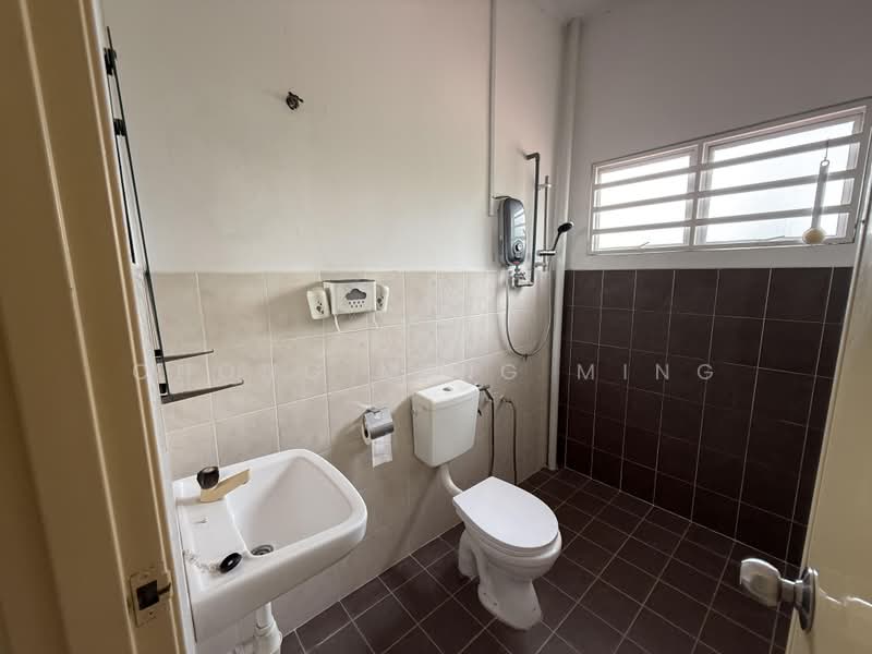 2-storey Terraced House for Sale in Taman Bukit Chedang (Seremban) - Chong Ming Ming - Bathroom - PropertyGuru.com.my