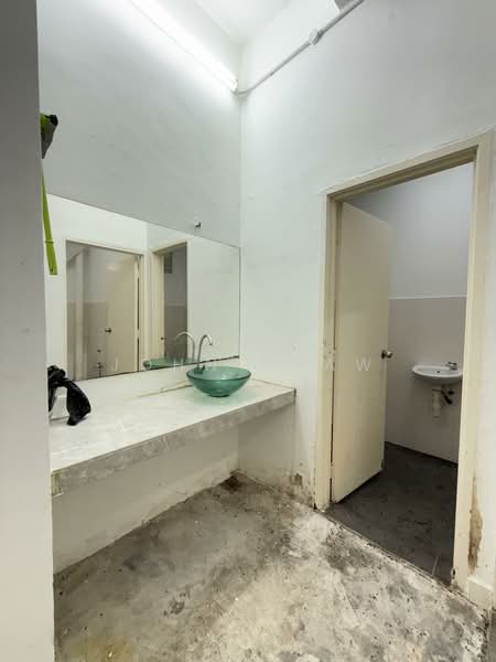 Shop for Rent in Puchong (Selangor) - John Khaw - Bathroom - PropertyGuru.com.my