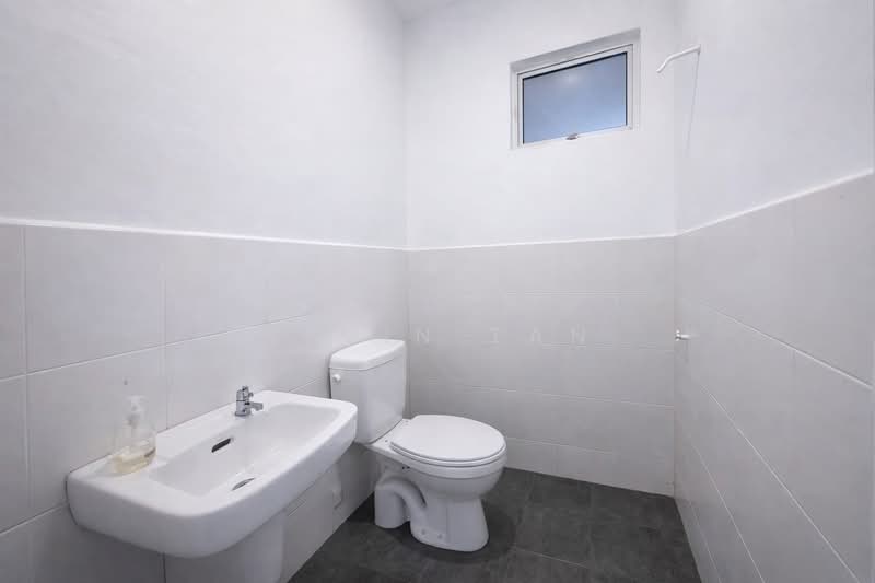 Rumah Teres 2 Tingkat untuk Dijual di Kota Masai (Pasir Gudang) - Nevin Tan - Bathroom - PropertyGuru.com.my