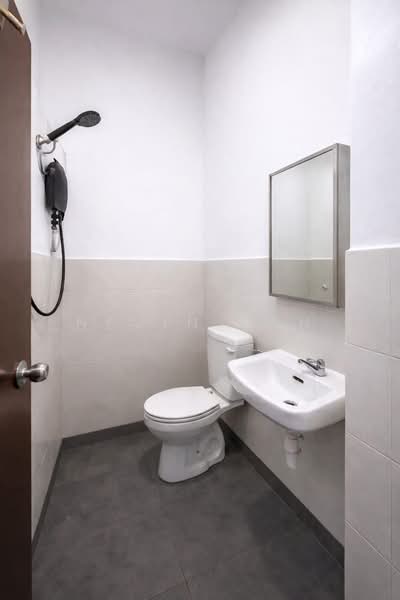 Rumah Teres 2 Tingkat untuk Dijual di Kota Masai (Pasir Gudang) - Nevin Tan - Bathroom - PropertyGuru.com.my