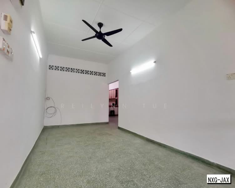 Rumah Teres 1 Tingkat untuk Dijual di Taman Mewah Batu Belah (Kapar) - Reilynn Tue - Living Room - PropertyGuru.com.my