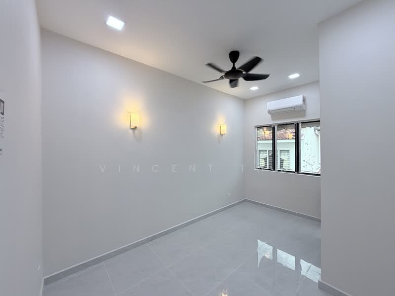 Rumah Teres 2 Tingkat untuk Disewa di Bandar Sri Damansara (Selangor) - Vincent Tan - Back room 1 - PropertyGuru.com.my