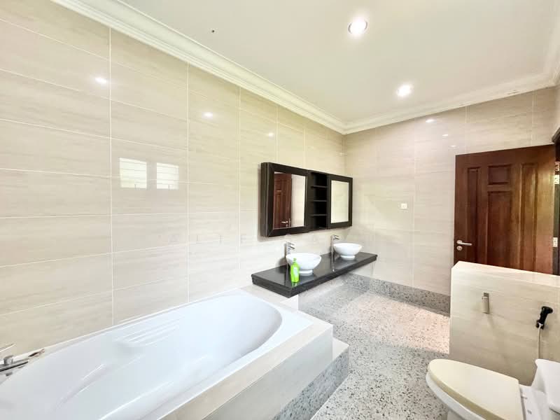 Bungalow for Sale in Subang Jaya (Selangor) - Alif Saad - Bathroom - PropertyGuru.com.my