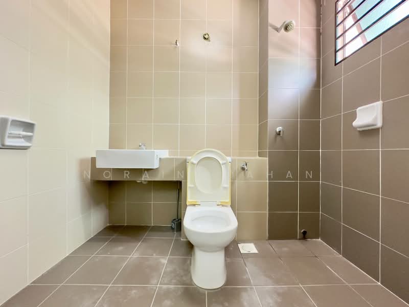 Rumah Teres untuk Dijual di Aman Putri (Sungai Buloh) - Noraini Dahan - Bathroom - PropertyGuru.com.my