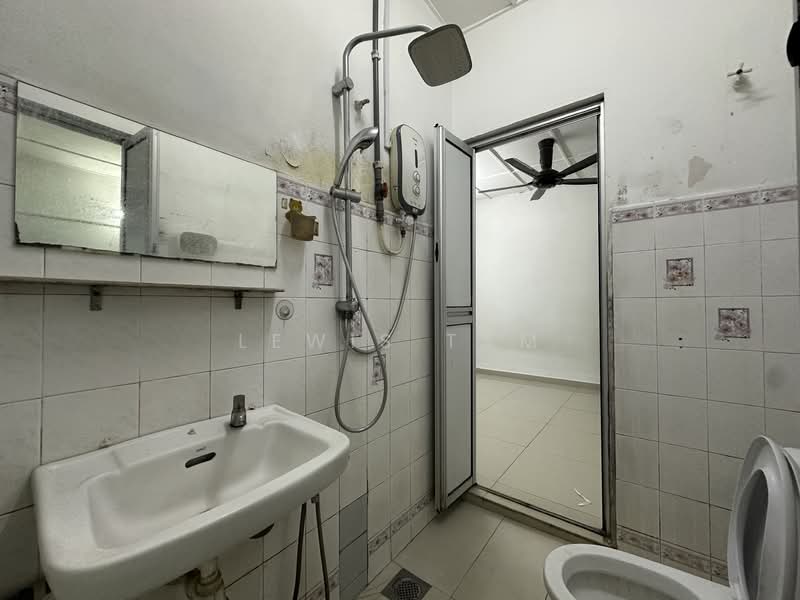 2-storey Terraced House for Sale in Taman Taming Jaya (Balakong) - Lewis Tam - Bathroom - PropertyGuru.com.my