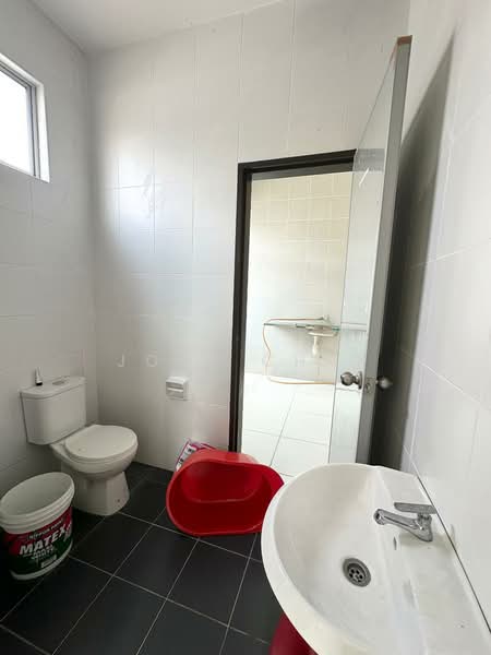 Rumah Teres 1 Tingkat untuk Dijual di Bandar Putra (Kulai) - Joey Chai - Bathroom - PropertyGuru.com.my