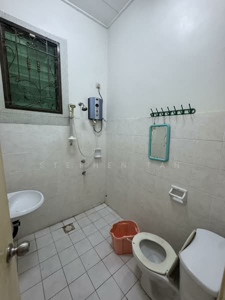 1.5-storey Terraced House for Rent in Taman Puteri Wangsa (Ulu Tiram) - Stephen Tan - Bathroom - PropertyGuru.com.my
