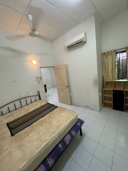 1.5-storey Terraced House for Rent in Taman Puteri Wangsa (Ulu Tiram) - Stephen Tan - Bedroom - PropertyGuru.com.my