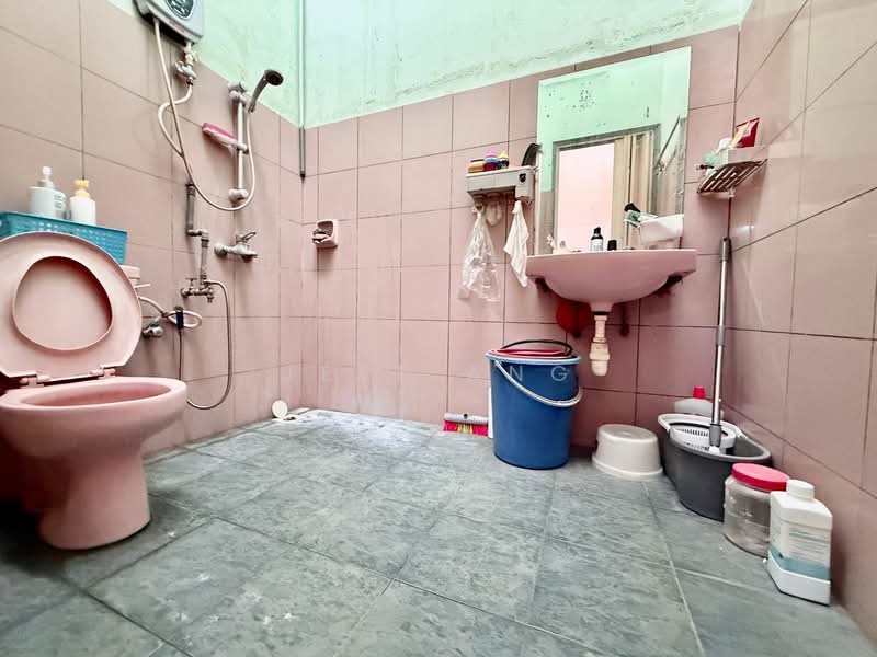 2-storey Terraced House for Sale in Taman Ungku Tun Aminah (Skudai) - Jeff Ang - Bathroom - PropertyGuru.com.my