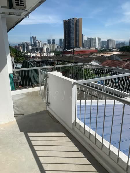 Rumah Teres 2 Tingkat untuk Disewa di Happy Garden (Kuchai Lama) - Chooi Mun Kum - Balcony - PropertyGuru.com.my