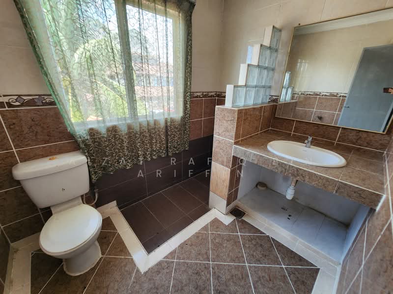 Semi-Detached House for Sale in Bangi (Selangor) - Aizat Rafiq Bin Ariffin - Bathroom - PropertyGuru.com.my