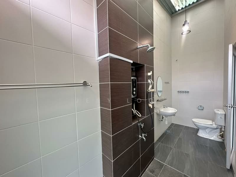 Rumah Bandar untuk Dijual di Taman Sutera Utama (Skudai) - Jeny Loo - Bathroom - PropertyGuru.com.my