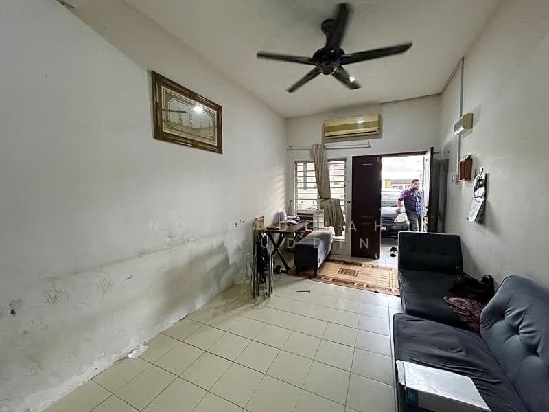 1-storey Terraced House for Sale in Seksyen 30 (Shah Alam) - NORFADILAH ZAINUDDIN - Living Room - PropertyGuru.com.my