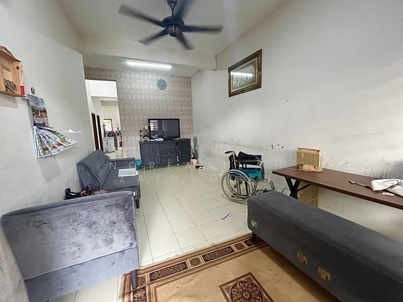 1-storey Terraced House for Sale in Seksyen 30 (Shah Alam) - NORFADILAH ZAINUDDIN - Living Room - PropertyGuru.com.my