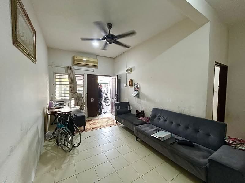 1-storey Terraced House for Sale in Seksyen 30 (Shah Alam) - NORFADILAH ZAINUDDIN - Living Room - PropertyGuru.com.my