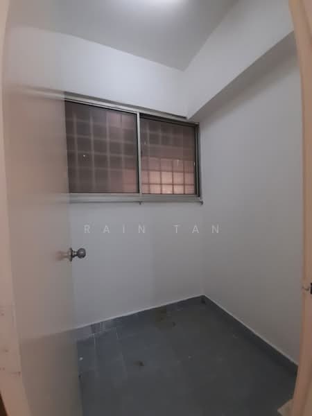 Pangsapuri untuk Dijual di Anjung Hijau (Greenfields) - Rain Tan - Kitchen Yard - PropertyGuru.com.my