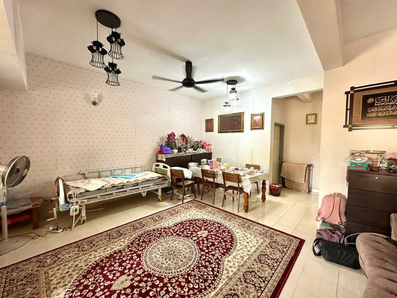 2-storey Terraced House for Sale in Bandar Putra Permai (Seri Kembangan) - Zul Hasif - Living Room - PropertyGuru.com.my