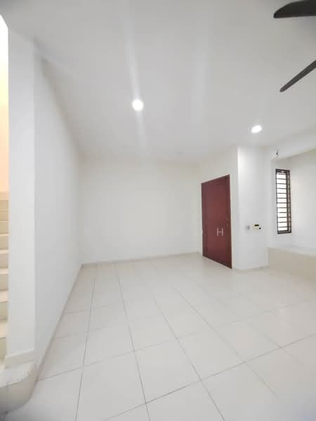 Rumah Teres 2 Tingkat untuk Disewa di Taman Sutera Utama (Skudai) - Poey Loh - Living Room - PropertyGuru.com.my