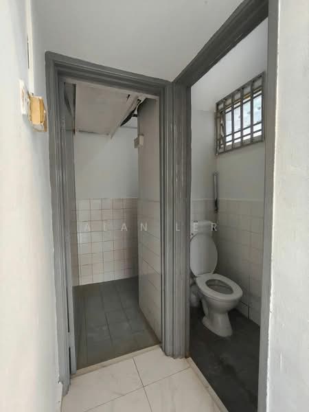 Rumah Flat untuk Dijual di Balau - Alan Ler - Bathroom - PropertyGuru.com.my