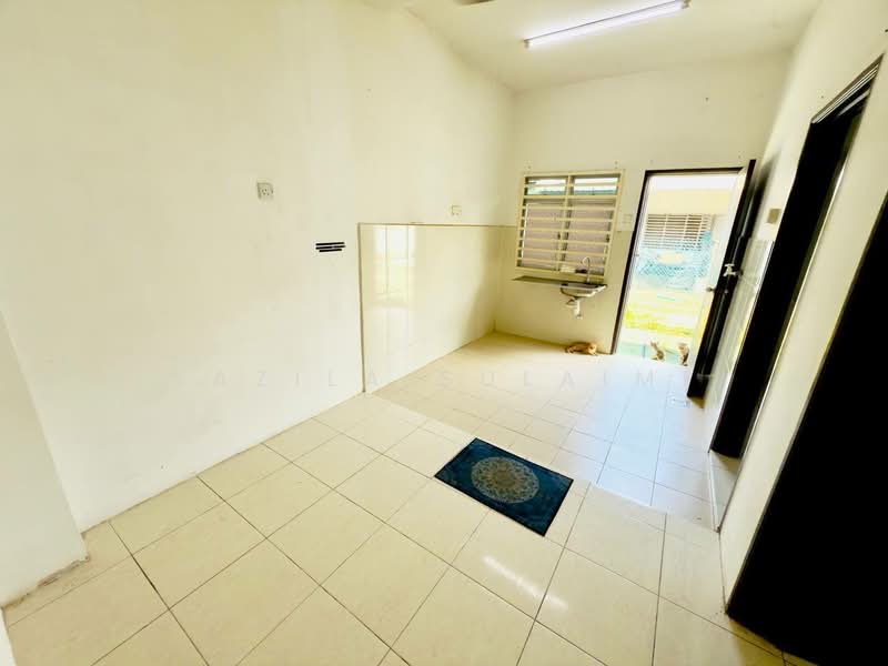 1-storey Terraced House for Sale in Shah Alam (Selangor) - Yazila Sulaimi - Kitchen & Dining area - PropertyGuru.com.my