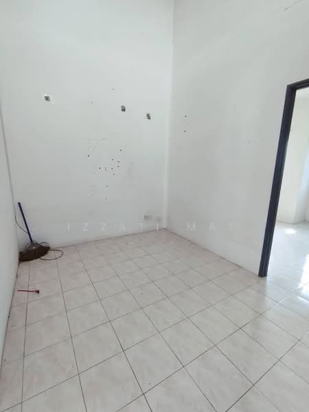 2-storey Terraced House for Sale in Taman Lestari Putra (Seri Kembangan) - Izzati Mat - Interior - PropertyGuru.com.my