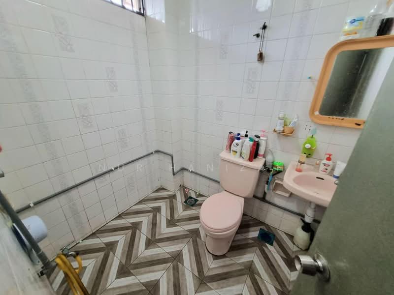 2-storey Terraced House for Sale in Taman TTDI Jaya (Shah Alam) - Nur Hanizah - Bathroom - PropertyGuru.com.my
