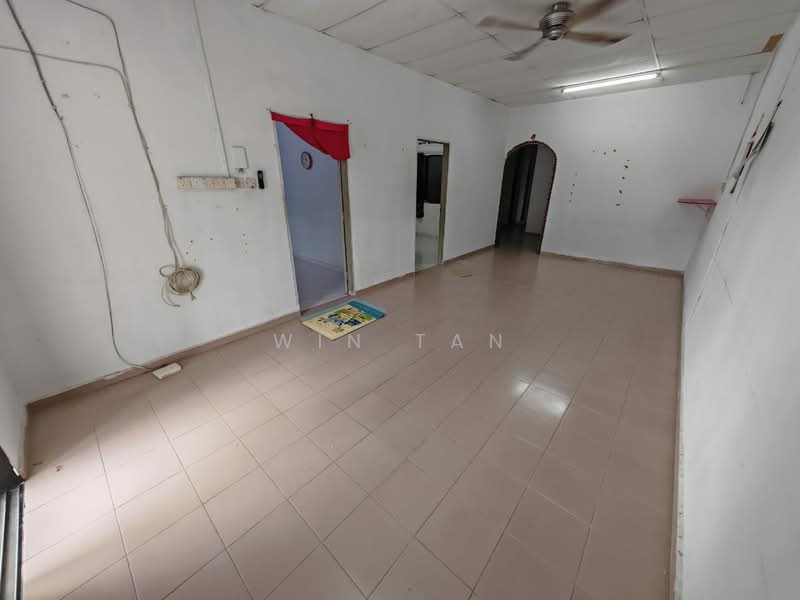 Rumah Teres 1 Tingkat untuk Dijual di Taman Ungku Tun Aminah (Skudai) - Win Tan - Living Room - PropertyGuru.com.my