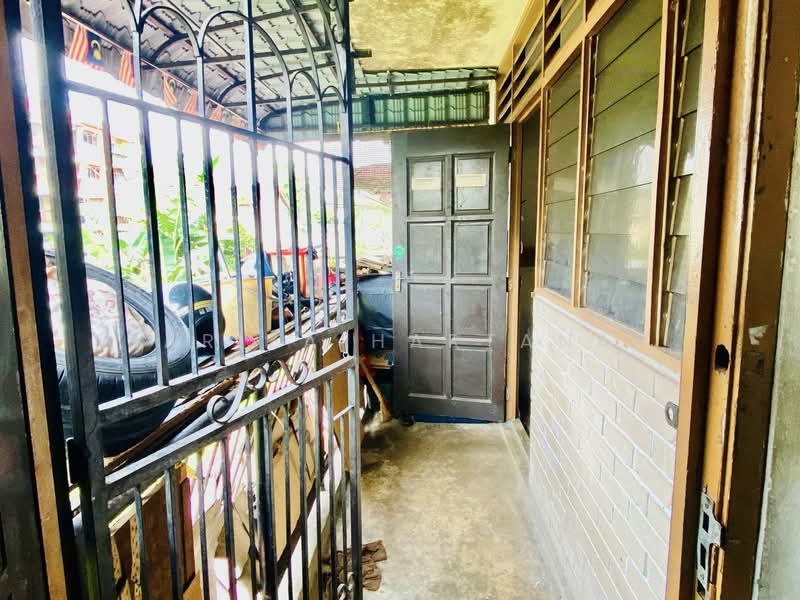 Rumah Flat untuk Dijual di PKNS Flat Seksyen 6 - Sariza Hartanah - Entrance - PropertyGuru.com.my