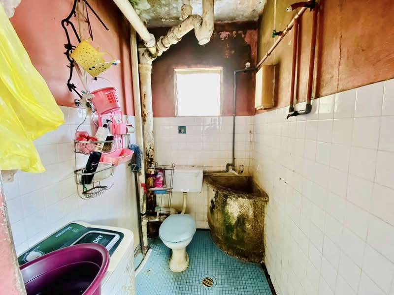 Rumah Flat untuk Dijual di PKNS Flat Seksyen 6 - Sariza Hartanah - Bathroom - PropertyGuru.com.my