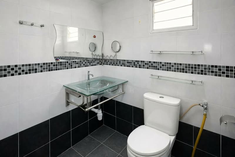 Rumah Teres 2 Tingkat untuk Dijual di Usj 11 (Subang Jaya) - Afiqah . - Bathroom - PropertyGuru.com.my