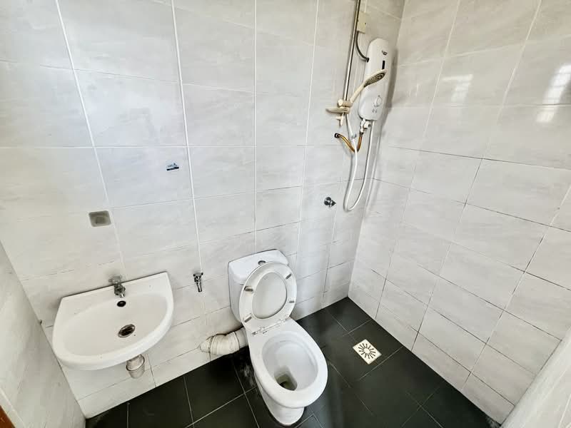 Pangsapuri untuk Dijual di Pangsapuri Saujana Permai 2 - Muhammad Shahrul Ridhwan Mehamad Nasir - Bathroom - PropertyGuru.com.my