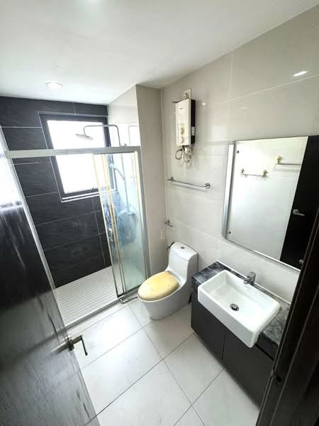 Condominium for Rent at Bay Point @ Country Garden Danga Bay - JJ Lim - Bathroom - PropertyGuru.com.my