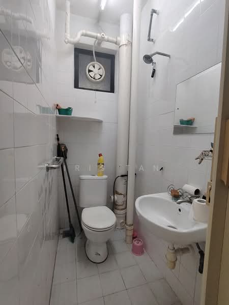 Pangsapuri untuk Dijual di Pangsapuri Sri Abadi - Iris Tan - Bathroom - PropertyGuru.com.my