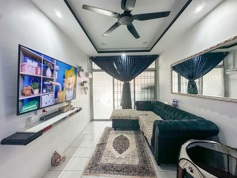 1-storey Terraced House for Sale in Bandar Saujana Putra (Tanjong Duabelas) - Hazeman Omar - Living Room - PropertyGuru.com.my