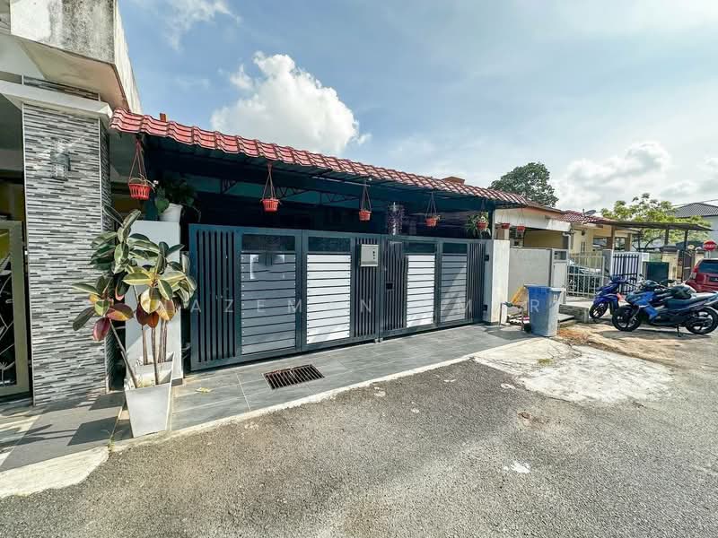 1-storey Terraced House for Sale in Bandar Saujana Putra (Tanjong Duabelas) - Hazeman Omar - Exterior - PropertyGuru.com.my