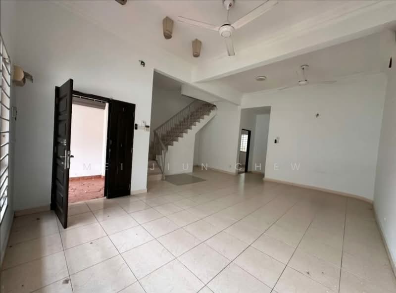 2-storey Terraced House for Sale in Taman Prima Tropika (Seri Kembangan) - MEI JIUN CHEW - Living Room - PropertyGuru.com.my