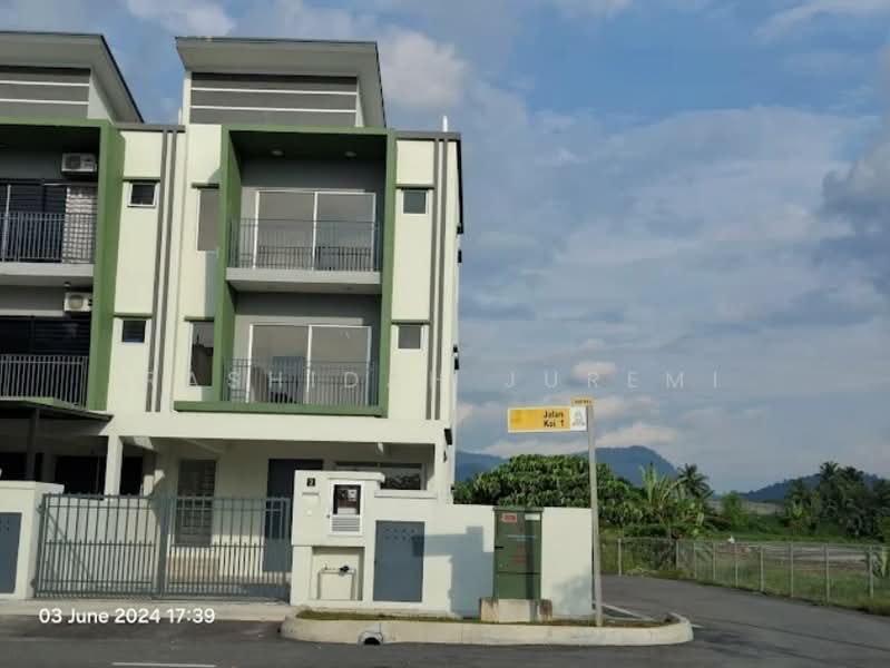 3-storey Terraced House for Sale in Batang Kali (Selangor) - Rashidah Juremi - Exterior - PropertyGuru.com.my