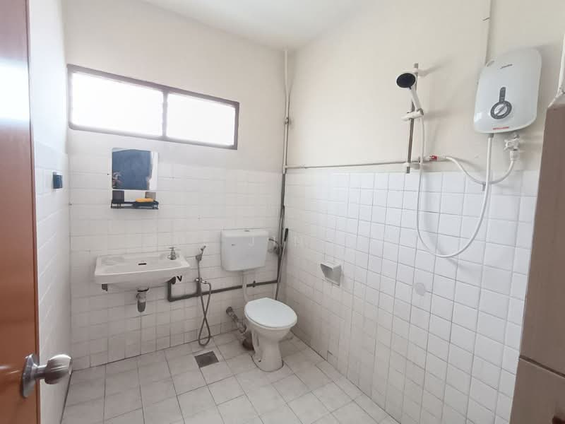 Rumah Teres 2 Tingkat untuk Disewa di Taman Pelangi (Johor Bahru) - Sue Jin Tee - Bathroom - PropertyGuru.com.my