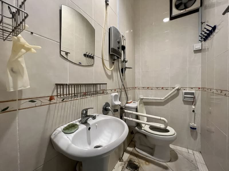 Rumah Teres 2 Tingkat untuk Dijual di Bandar Tun Hussein Onn (Cheras) - Lewis Tam - Bathroom - PropertyGuru.com.my