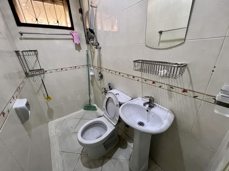 Rumah Teres 2 Tingkat untuk Dijual di Bandar Tun Hussein Onn (Cheras) - Lewis Tam - Bathroom - PropertyGuru.com.my