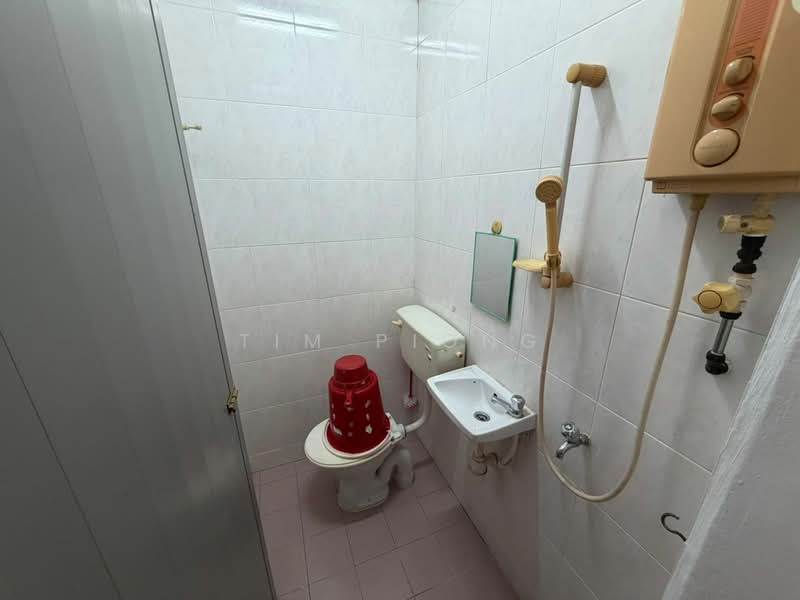 Rumah Teres 2 Tingkat untuk Dijual di Taman Bukit Katil (Bukit Katil) - Tim Piong - Bathroom - PropertyGuru.com.my