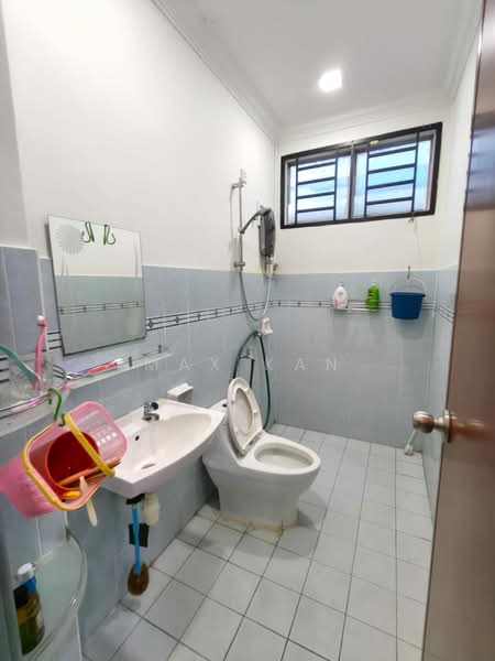 Rumah Teres 1.5 Tingkat untuk Dijual di Taman Setia Indah (Tebrau) - Max Kan - Bathroom - PropertyGuru.com.my