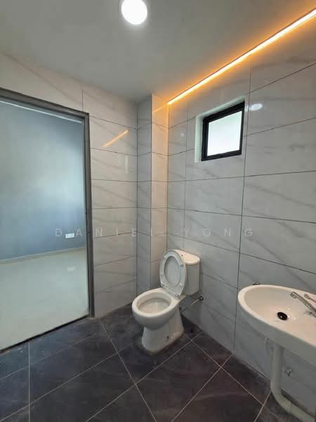 2-storey Terraced House for Sale in Taman Molek (Johor Bahru) - Daniel Yong - Bathroom - PropertyGuru.com.my