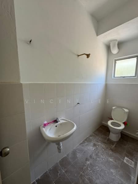 Kedai untuk Disewa di Taman Damai Mewah (Kajang) - Vincent Lee - Bathroom - PropertyGuru.com.my