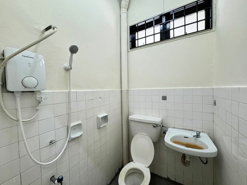 Rumah Teres 1.5 Tingkat untuk Disewa di Taman Molek (Johor Bahru) - April Chin - Bathroom - PropertyGuru.com.my