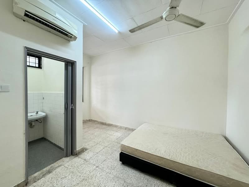 Rumah Teres 1.5 Tingkat untuk Disewa di Taman Molek (Johor Bahru) - April Chin - Bedroom - PropertyGuru.com.my