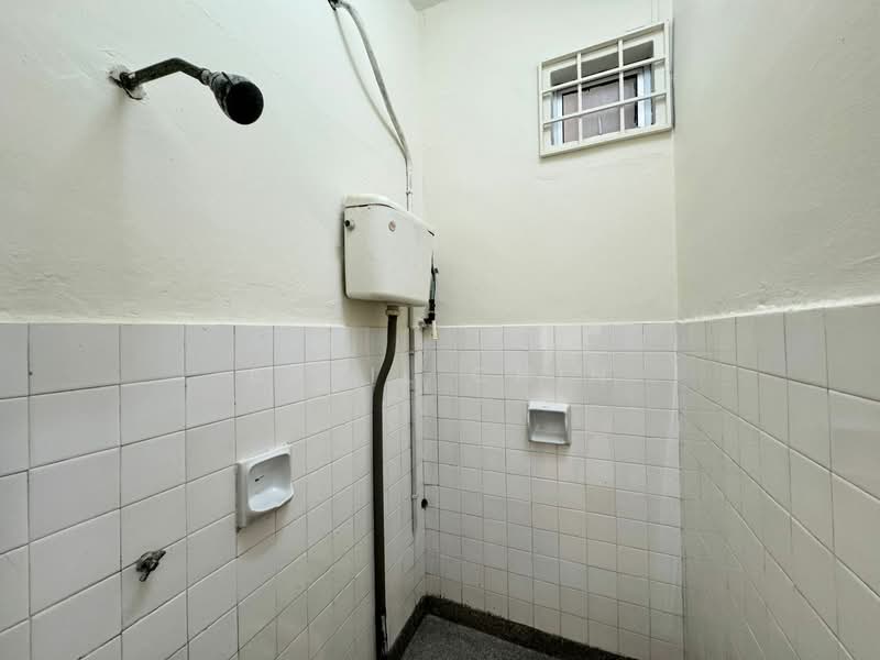 Rumah Teres 1.5 Tingkat untuk Disewa di Taman Molek (Johor Bahru) - April Chin - Bathroom - PropertyGuru.com.my