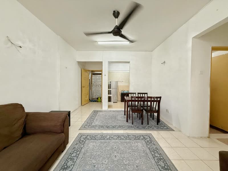 Pangsapuri untuk Disewa di Pangsapuri Permai Puteri - M.J Zairin - Living Room - PropertyGuru.com.my