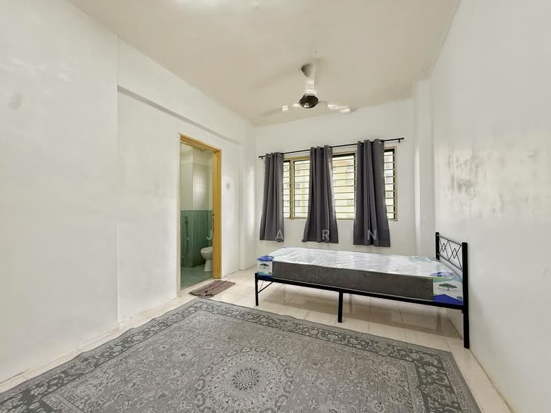 Pangsapuri untuk Disewa di Pangsapuri Permai Puteri - M.J Zairin - Bedroom - PropertyGuru.com.my
