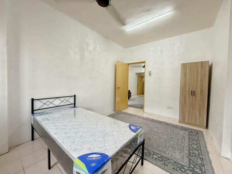 Pangsapuri untuk Disewa di Pangsapuri Permai Puteri - M.J Zairin - Bedroom - PropertyGuru.com.my